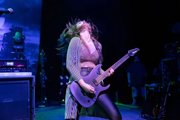 Plush, Detroit, Michigan 'daki Fillmore' da canlı performans sergiliyor.