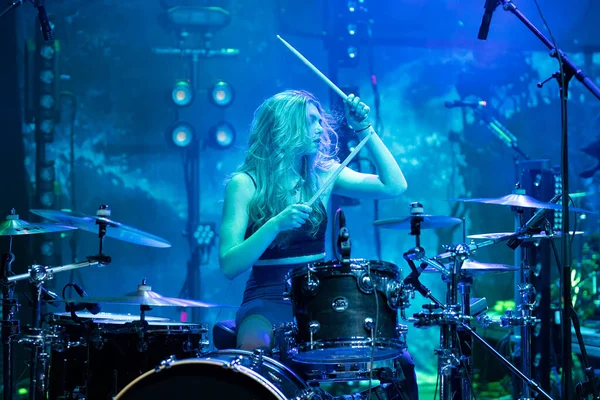 Plush, Detroit, Michigan 'daki Fillmore' da canlı performans sergiliyor.