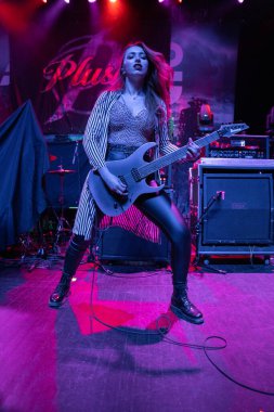 Plush, Detroit, Michigan 'daki Fillmore' da canlı performans sergiliyor.