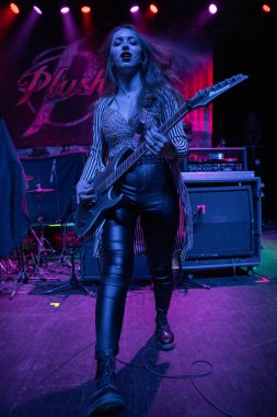 Plush, Detroit, Michigan 'daki Fillmore' da canlı performans sergiliyor.