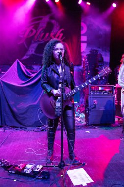 Plush, Detroit, Michigan 'daki Fillmore' da canlı performans sergiliyor.