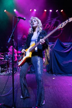 Plush, Detroit, Michigan 'daki Fillmore' da canlı performans sergiliyor.