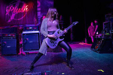 Plush, Detroit, Michigan 'daki Fillmore' da canlı performans sergiliyor.