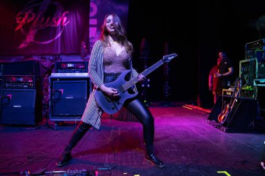 Plush, Detroit, Michigan 'daki Fillmore' da canlı performans sergiliyor.