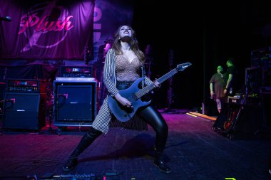 Plush, Detroit, Michigan 'daki Fillmore' da canlı performans sergiliyor.