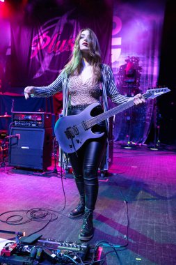 Plush, Detroit, Michigan 'daki Fillmore' da canlı performans sergiliyor.