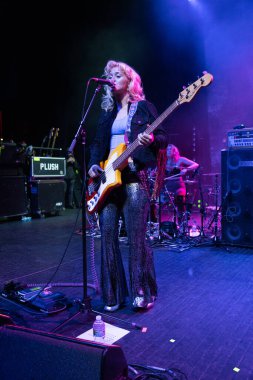 Plush, Detroit, Michigan 'daki Fillmore' da canlı performans sergiliyor.
