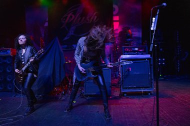 Plush, Detroit, Michigan 'daki Fillmore' da canlı performans sergiliyor.