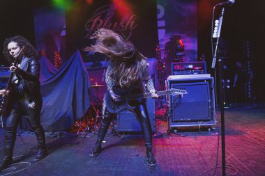 Plush, Detroit, Michigan 'daki Fillmore' da canlı performans sergiliyor.