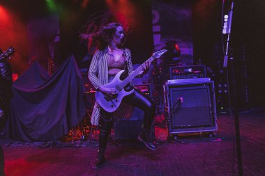 Plush, Detroit, Michigan 'daki Fillmore' da canlı performans sergiliyor.