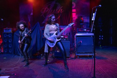 Plush, Detroit, Michigan 'daki Fillmore' da canlı performans sergiliyor.