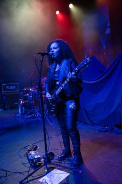 Plush, Detroit, Michigan 'daki Fillmore' da canlı performans sergiliyor.