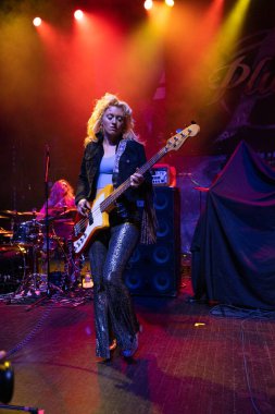 Plush, Detroit, Michigan 'daki Fillmore' da canlı performans sergiliyor.