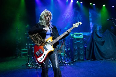 Plush, Detroit, Michigan 'daki Fillmore' da canlı performans sergiliyor.