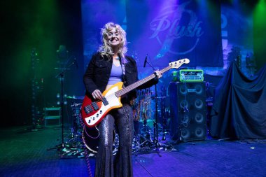 Plush, Detroit, Michigan 'daki Fillmore' da canlı performans sergiliyor.