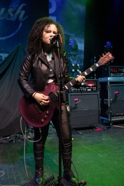 Plush, Detroit, Michigan 'daki Fillmore' da canlı performans sergiliyor.