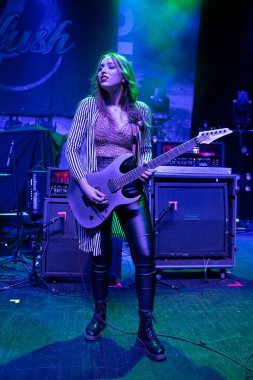 Plush, Detroit, Michigan 'daki Fillmore' da canlı performans sergiliyor.