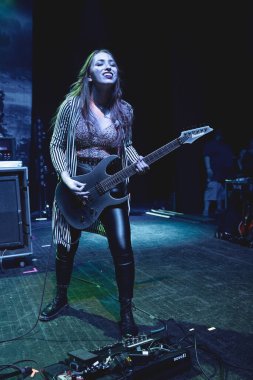 Plush, Detroit, Michigan 'daki Fillmore' da canlı performans sergiliyor.