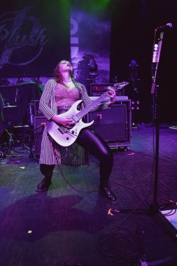 Plush, Detroit, Michigan 'daki Fillmore' da canlı performans sergiliyor.