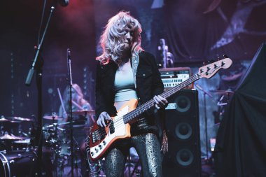 Plush, Detroit, Michigan 'daki Fillmore' da canlı performans sergiliyor.