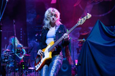 Plush, Detroit, Michigan 'daki Fillmore' da canlı performans sergiliyor.