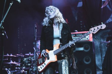 Plush, Detroit, Michigan 'daki Fillmore' da canlı performans sergiliyor.