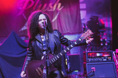 Plush, Detroit, Michigan 'daki Fillmore' da canlı performans sergiliyor.