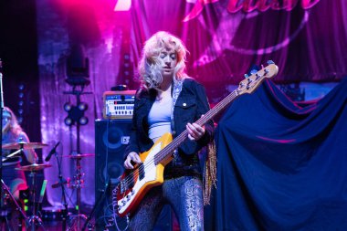 Plush, Detroit, Michigan 'daki Fillmore' da canlı performans sergiliyor.