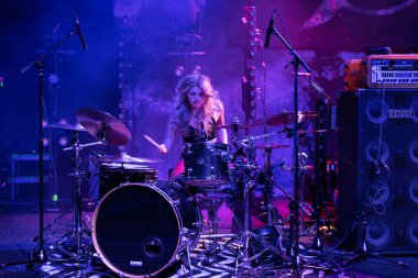 Plush, Detroit, Michigan 'daki Fillmore' da canlı performans sergiliyor.