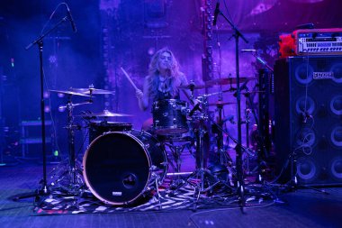 Plush, Detroit, Michigan 'daki Fillmore' da canlı performans sergiliyor.