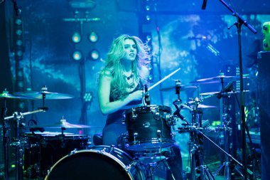 Plush, Detroit, Michigan 'daki Fillmore' da canlı performans sergiliyor.