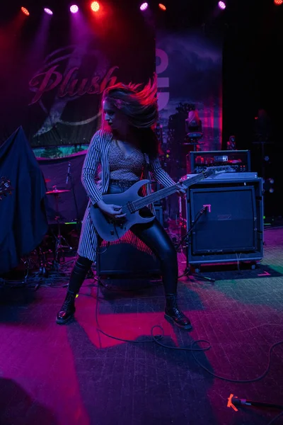 Plush, Detroit, Michigan 'daki Fillmore' da canlı performans sergiliyor.