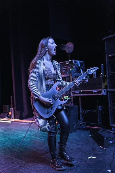 Plush, Detroit, Michigan 'daki Fillmore' da canlı performans sergiliyor.