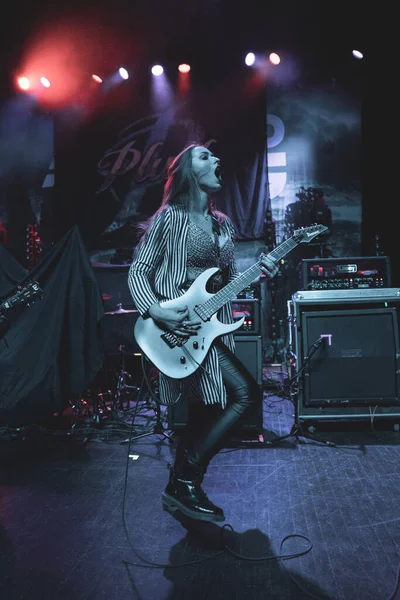 Plush, Detroit, Michigan 'daki Fillmore' da canlı performans sergiliyor.