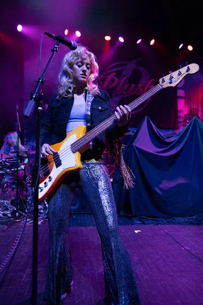 Plush, Detroit, Michigan 'daki Fillmore' da canlı performans sergiliyor.