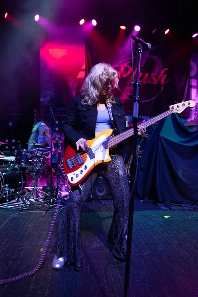 Plush, Detroit, Michigan 'daki Fillmore' da canlı performans sergiliyor.