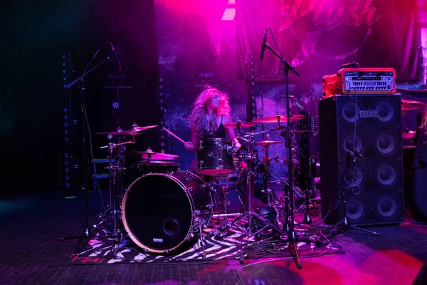 Plush, Detroit, Michigan 'daki Fillmore' da canlı performans sergiliyor.