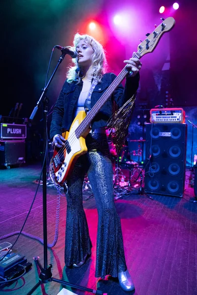 Plush, Detroit, Michigan 'daki Fillmore' da canlı performans sergiliyor.