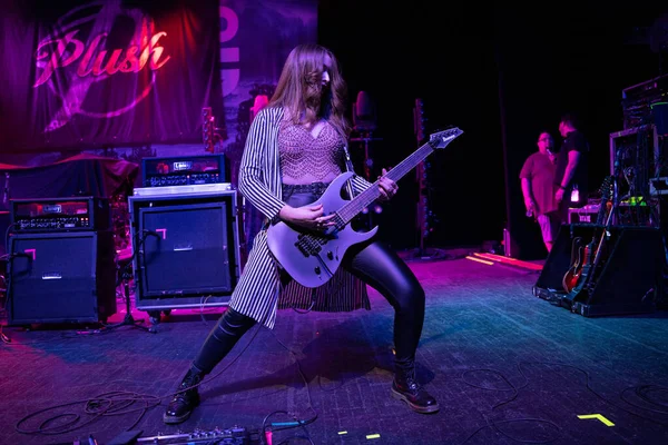 Plush, Detroit, Michigan 'daki Fillmore' da canlı performans sergiliyor.