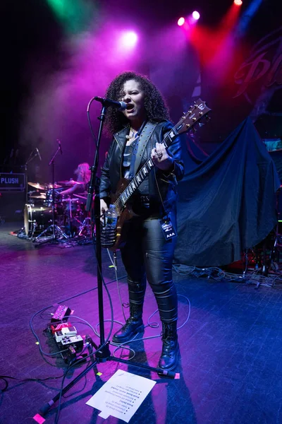 Plush, Detroit, Michigan 'daki Fillmore' da canlı performans sergiliyor.