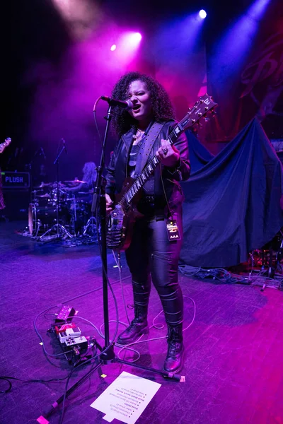 Plush, Detroit, Michigan 'daki Fillmore' da canlı performans sergiliyor.