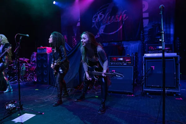 Plush, Detroit, Michigan 'daki Fillmore' da canlı performans sergiliyor.