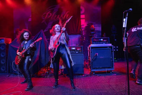 Plush, Detroit, Michigan 'daki Fillmore' da canlı performans sergiliyor.