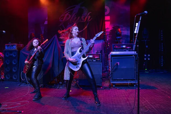 Plush, Detroit, Michigan 'daki Fillmore' da canlı performans sergiliyor.