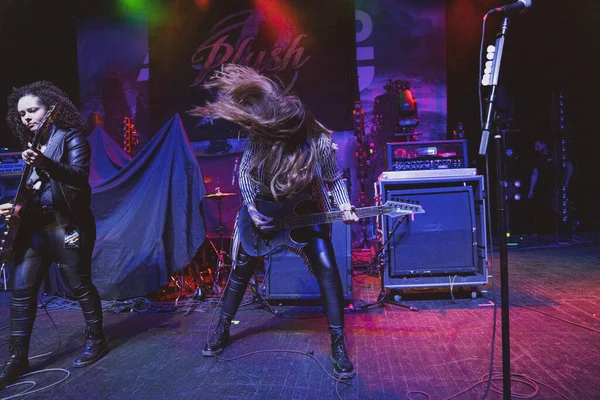 Plush, Detroit, Michigan 'daki Fillmore' da canlı performans sergiliyor.