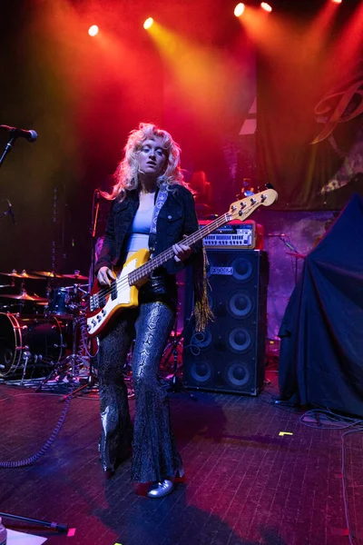 Plush, Detroit, Michigan 'daki Fillmore' da canlı performans sergiliyor.