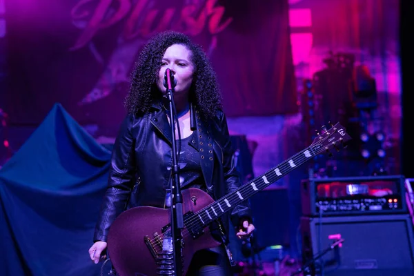 Plush, Detroit, Michigan 'daki Fillmore' da canlı performans sergiliyor.