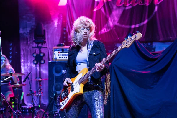 Plush, Detroit, Michigan 'daki Fillmore' da canlı performans sergiliyor.