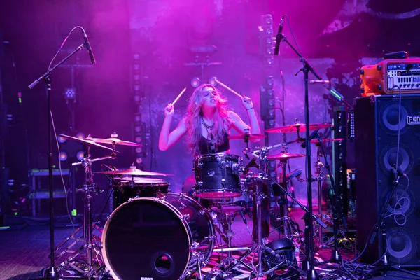 Plush, Detroit, Michigan 'daki Fillmore' da canlı performans sergiliyor.