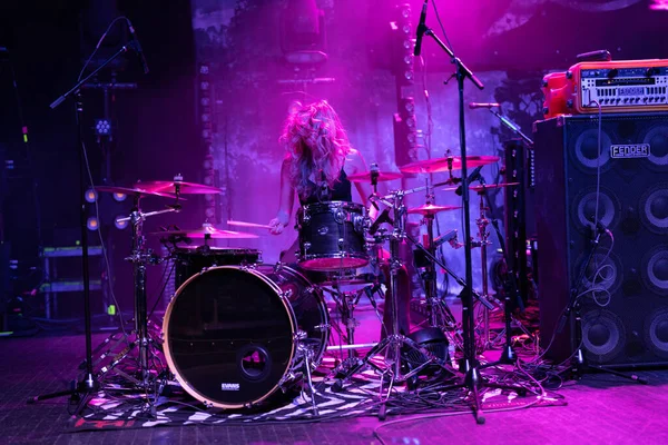 Plush, Detroit, Michigan 'daki Fillmore' da canlı performans sergiliyor.